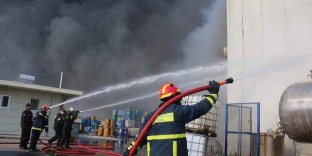 Σε εξέλιξη φωτιά σε βιομηχανία ζωοτροφών στο Σπαθοβούνι Κορινθίας
