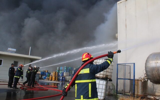 Σε εξέλιξη φωτιά σε βιομηχανία ζωοτροφών στο Σπαθοβούνι Κορινθίας