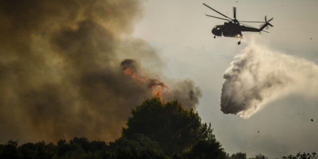 Φωτιά στην Ηλεία: Καλύτερη η εικόνα στη Ζαχάρω