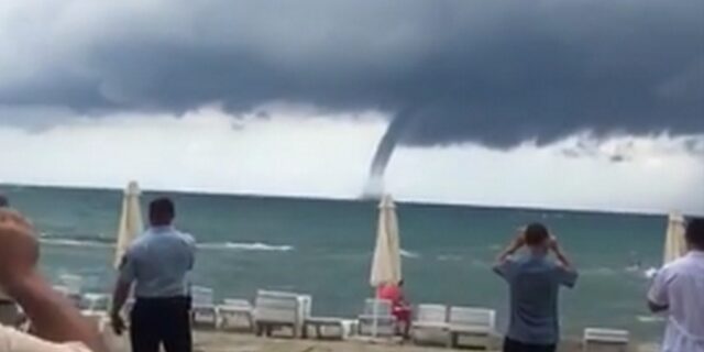 Εντυπωσιακές εικόνες: Υδροστρόβιλοι ‘σαρώνουν’ την Μαύρη θάλασσα