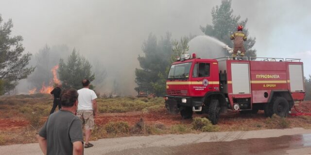 Κάλαμος: Έκκληση Πυροσβεστικής να απομακρυνθούν οι κάτοικοι