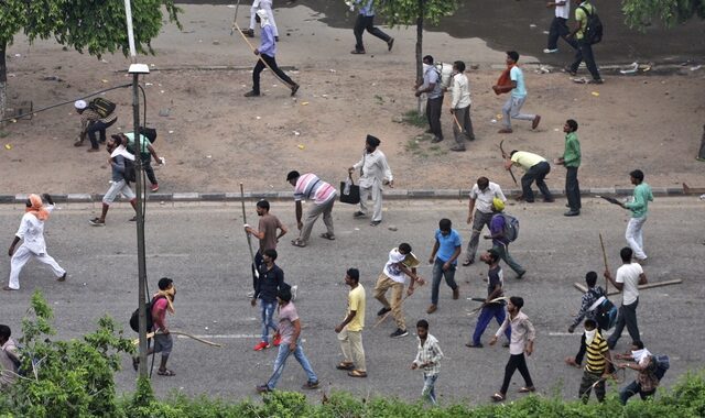 Ινδία: Τουλάχιστον 36 νεκροί σε ταραχές μετά την καταδίκη ενός γκουρού για βιασμό