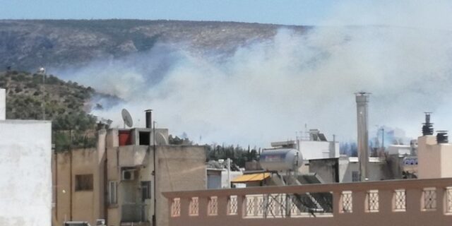 Καλύτερη η εικόνα της πυρκαγιάς στην Καισαριανή στον λόφο πάνω από το σκοπευτήριο
