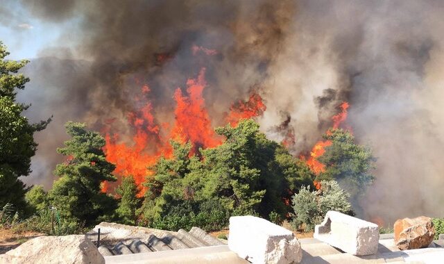 Καίγονται σπίτια στον Κάλαμο. Εκκενώθηκαν κατασκηνώσεις