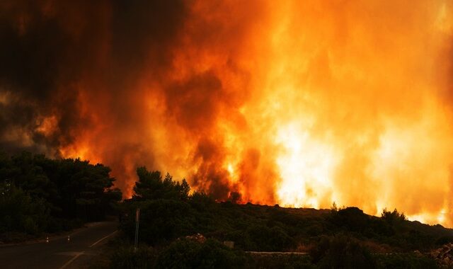 Φωτιά σε εξέλιξη στην περιοχή Αγιονόρι Κορινθίας