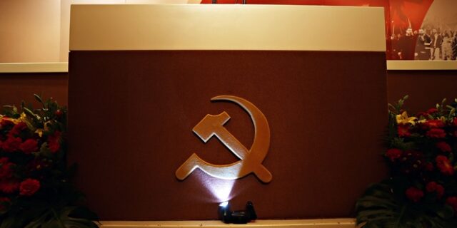 Καλλιτεχνικό διαγωνισμό για γλυπτά σε Μακρόνησο και Γυάρο προκηρύσσει το ΚΚΕ