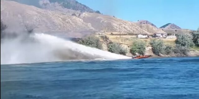 Ταχύπλοο σβήνει πυρκαγιά εκτοξεύοντας νερό με εντυπωσιακούς ελιγμούς