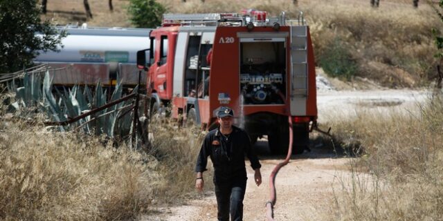 Υπό μερικό έλεγχο η φωτιά σε αποθήκη βιομηχανίας στα Μέγαρα