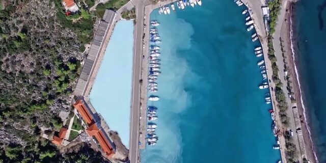 Το ελληνικό ηφαίστειο που ‘ζωγραφίζει’ στη θάλασσα