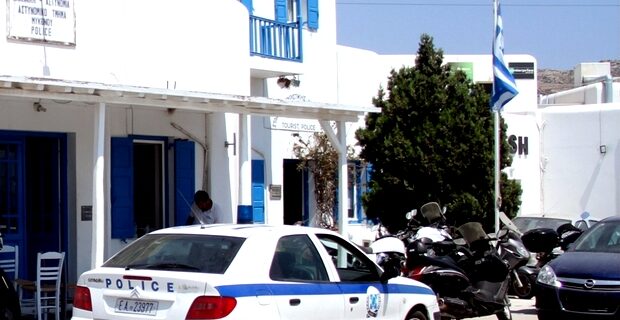 18χρονη Ιταλίδα ξάφριζε ρολόγια στη Μύκονο με συνεργούς της