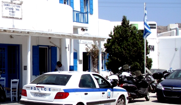 18χρονη Ιταλίδα ξάφριζε ρολόγια στη Μύκονο με συνεργούς της