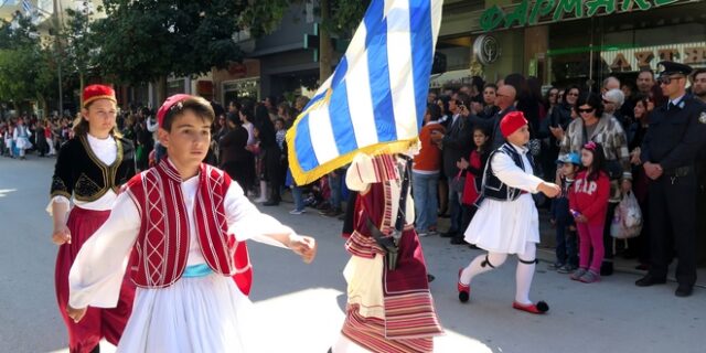 Πολιτικός καβγάς κυβέρνησης – αντιπολίτευσης για τους σημαιοφόρους