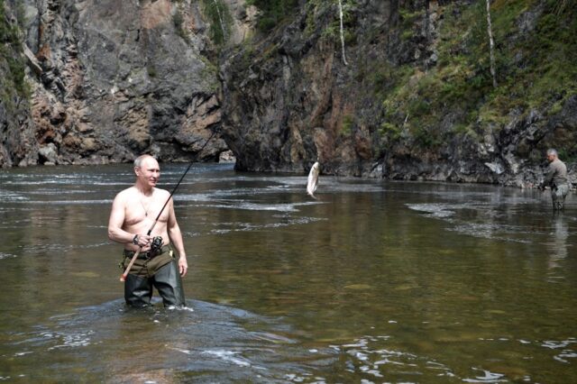 O Πούτιν έβγαλε τη μπλούζα (πάλι) και πήγε για ψάρια