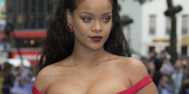 Η Rihanna δωρίζει ποδήλατα σε κορίτσια για να πηγαίνουν σχολείο