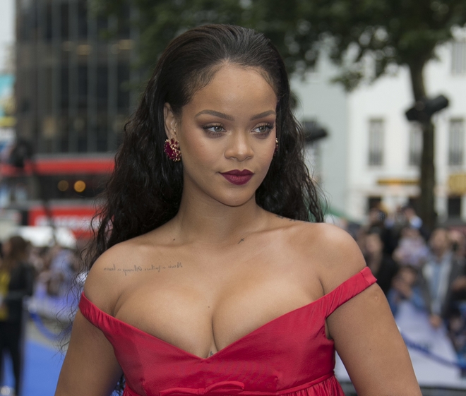 Η Rihanna δωρίζει ποδήλατα σε κορίτσια για να πηγαίνουν σχολείο