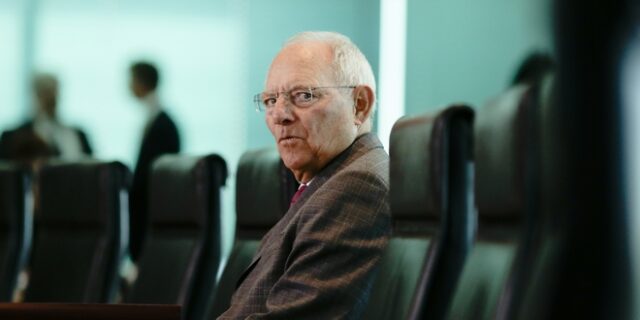 Σόιμπλε: Η ελάφρυνση του ελληνικού χρέους δεν βρίσκεται στην ατζέντα