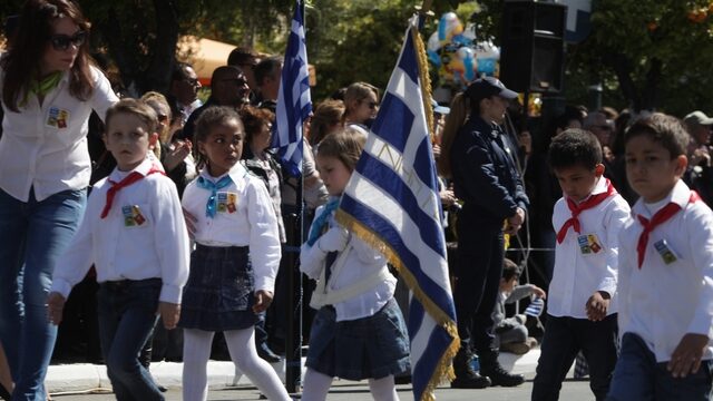 Κλήρωση σημαιοφόρων και εκκλησιασμός: Τι προβλέπει το ΠΔ και τι απαντά το ΣτΕ