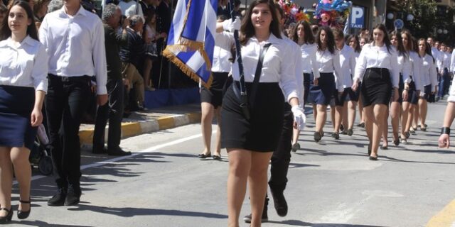 Συμφωνείτε με την ανάδειξη σημαιοφόρου στο σχολείο έπειτα από κλήρωση;