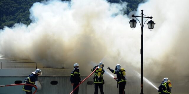 Πέραμα: Φωτιά σε παροπλισμένο πλοίο υδροφόρα