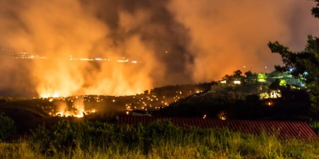 Στα δύο η πυρκαγιά στον Κάλαμο. Τρία νέα μέτωπα στην Ζάκυνθο