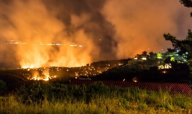 Στα δύο η πυρκαγιά στον Κάλαμο. Τρία νέα μέτωπα στην Ζάκυνθο