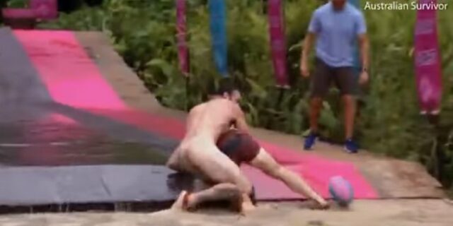 Survivor: Δεν σταμάτησε ούτε όταν ο αντίπαλος του έβγαλε το μαγιό