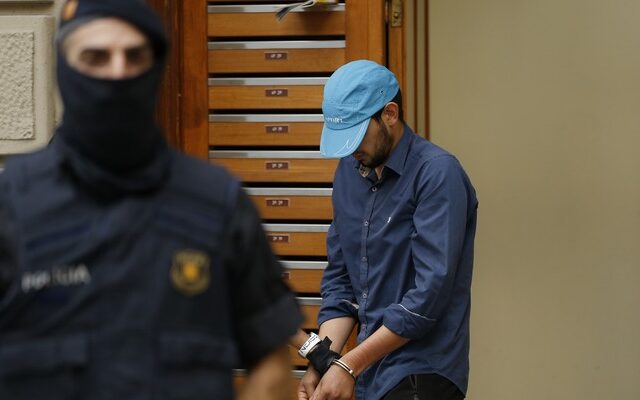 Επίθεση στη Βαρκελώνη: Ελεύθερος κυκλοφορεί ο οδηγός του βαν