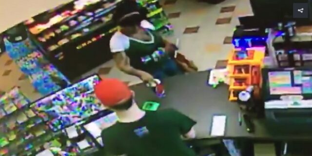 Απίστευτο: Υπάλληλος ταμείου χρεώνει τα… κλεμμένα αντικείμενα