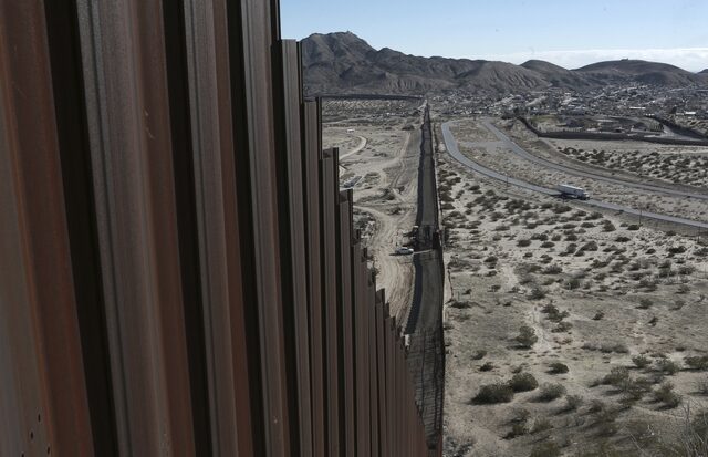 Ο Τραμπ επισκέπτεται το συνοριακό τείχος ΗΠΑ-Μεξικού