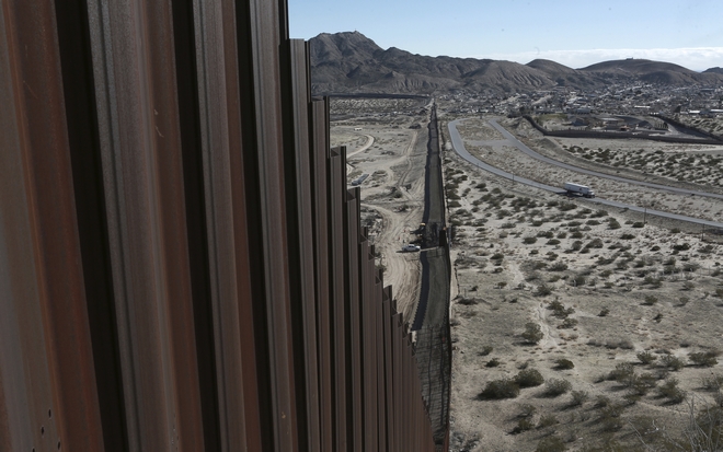 Ο Τραμπ επισκέπτεται το συνοριακό τείχος ΗΠΑ-Μεξικού