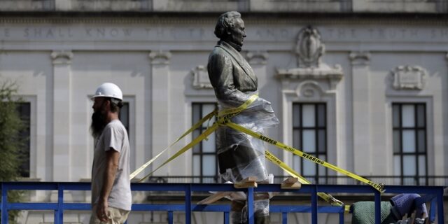 Τέξας: Απομακρύνουν αγάλματα αμφιλεγόμενων προσωπικοτήτων