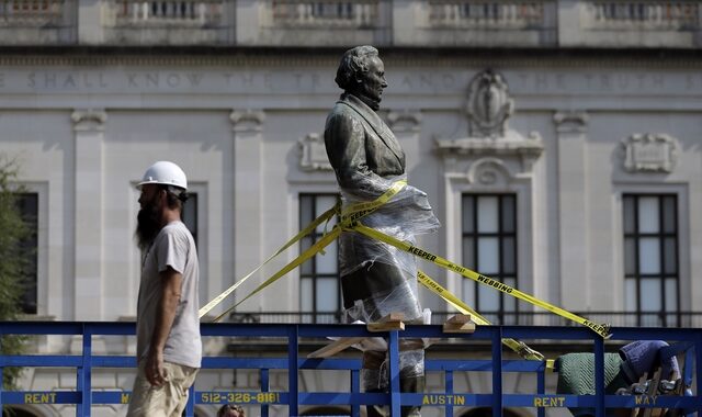 Τέξας: Απομακρύνουν αγάλματα αμφιλεγόμενων προσωπικοτήτων