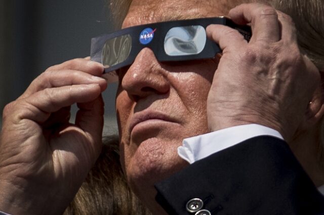 Ο Τραμπ τα ‘βάζει’ με τον ήλιο και κοιτά την έκλειψη χωρίς προστατευτικά γυαλιά