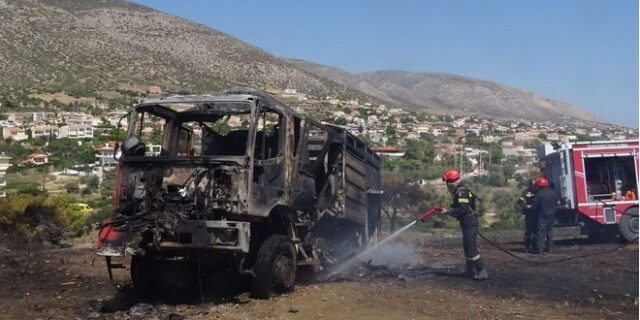 Οριοθετήθηκε η φωτιά στο Λαγονήσι. Κάηκε σπίτι και οχήματα ενώ τραυματίστηκαν 3 πυροσβέστες