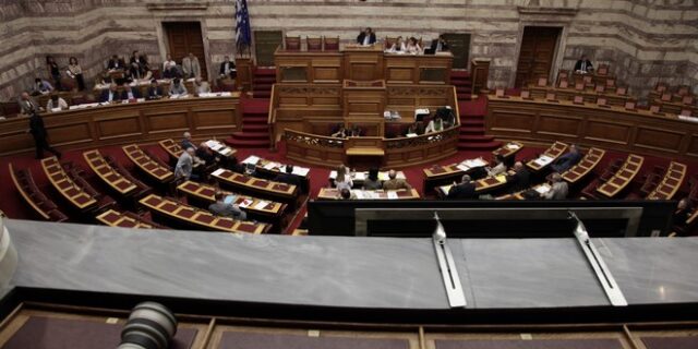 Κόντρα στη Βουλή με επίκεντρο την παιδεία