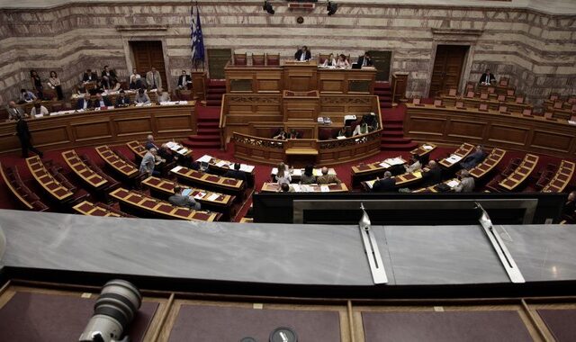 Κόντρα στη Βουλή με επίκεντρο την παιδεία