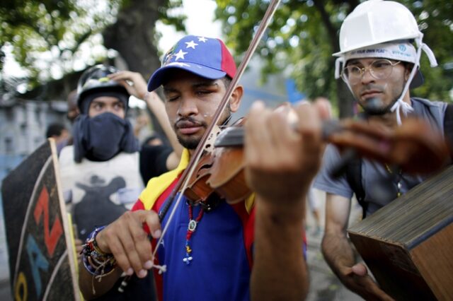 Αφέθηκε ελεύθερος ο νεαρός βιολιστής – σύμβολο των διαδηλώσεων στη Βενεζουέλα