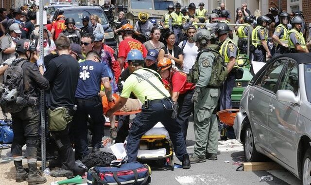 Χάος στη Βιρτζίνια: Όχημα έπεσε πάνω σε πεζούς. Ένας νεκρός. Συμπλοκές ακτιβιστών και ακροδεξιών