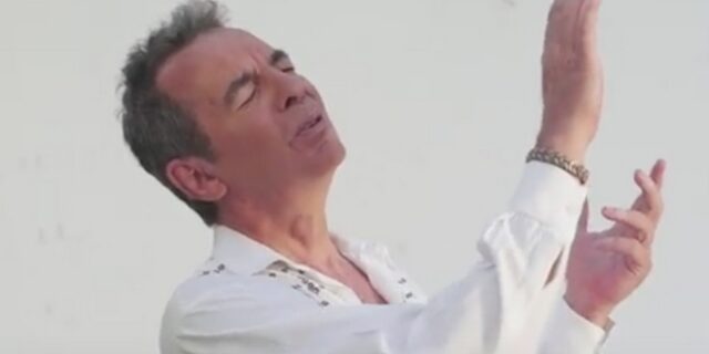 Ο Κώστας Χαριτοδιπλωμένος επιστρέφει και μας ‘βάζει στο μάτι’