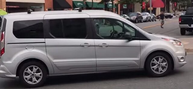 Βίντεο: Ντύθηκε κάθισμα για να οδηγήσει ‘αυτοκίνητο χωρίς οδηγό’