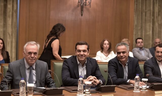 ‘Βρέχει’ νομοσχέδια ενόψει ΔΕΘ