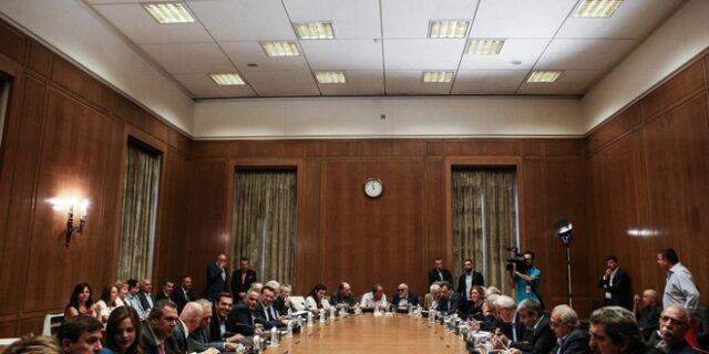 Πυρκαγιές και ‘νέο σχολείο’ στο υπουργικό