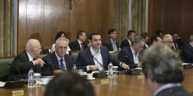 Μακρόν, ΔΕΘ και αξιολόγηση επί τάπητος στο υπουργικό