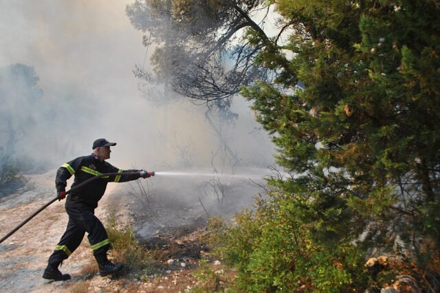 Με τους πυροσβέστες που έδωσαν μάχη στη Ζάκυνθο συνομίλησε ο Τόσκας