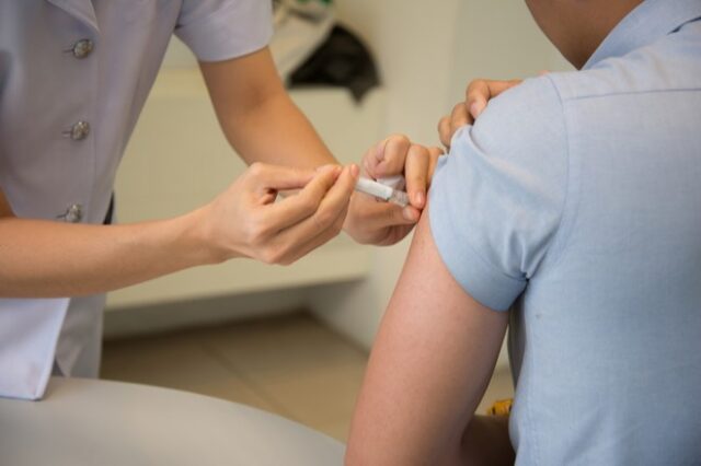 Ψευδείς βεβαιώσεις περί εμβολιασμού, καταγγέλλουν παιδίατροι
