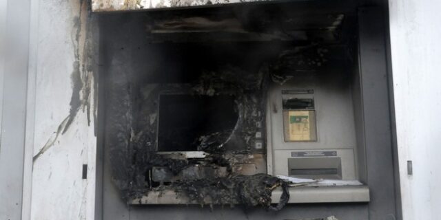 Ανατίναξαν ΑΤΜ στα Καλύβια αλλά έφυγαν χωρίς λεφτά