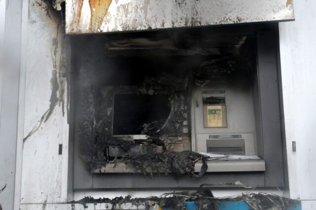 Ανατίναξαν ΑΤΜ σε τράπεζα και έφυγαν με τα μετρητά