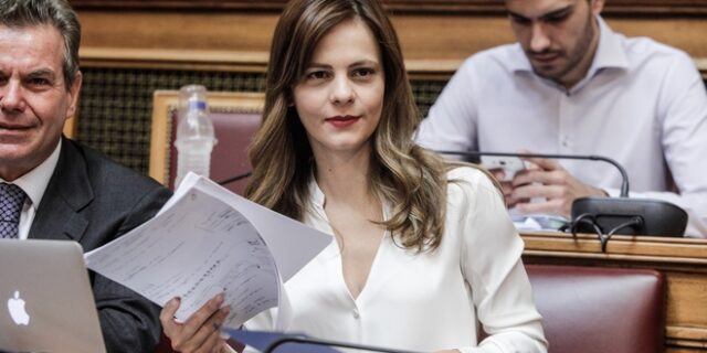 Αχτσιόγλου: Αιχμές στην αντιπολίτευση, βέλη κατά τραπεζών