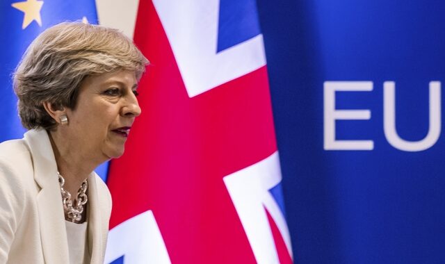 Brexit: Συνάντηση Μέι με Γιούνκερ και Μπαρνιέ στις Βρυξέλλες στις 4 Δεκεμβρίου