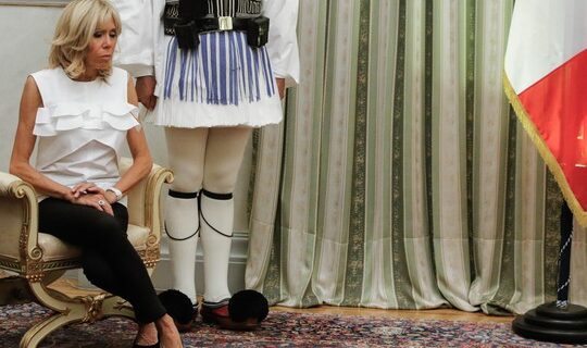 Φωτογραφίες: Με αμάνικο και τζιν παντελόνι η Μπριζίτ στην Αθήνα